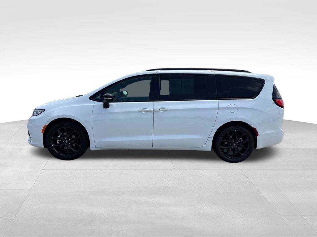 2025 Chrysler Pacifica — side profile view